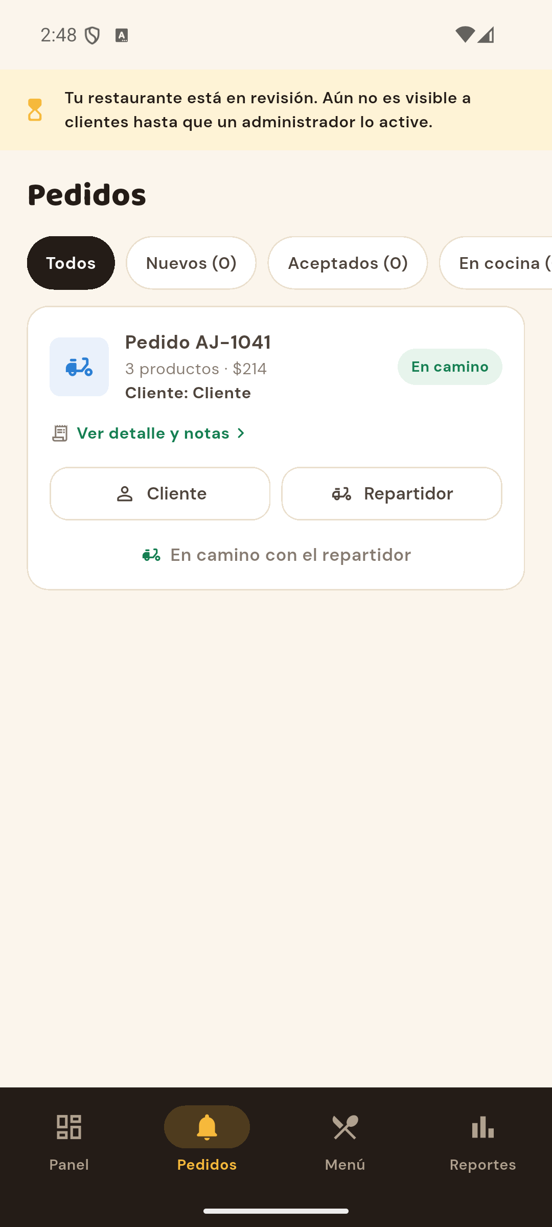 Pantalla de pedidos de Antoja Negocios, con el estado de cada uno y el repartidor asignado.